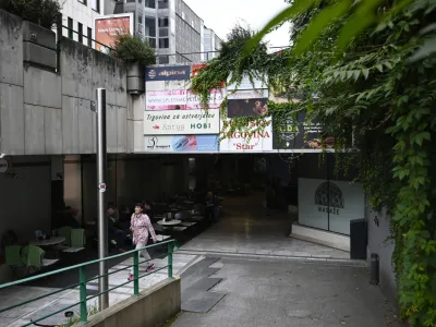 Življenje v podhodu Ajdov&scaron;čina ohranja le nekaj restavracij, trgovin in umetni&scaron;kih prostorov, sicer je to zapu&scaron;čen prostor.