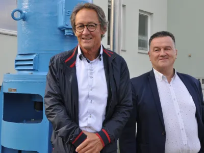 Nekdanja črpalka (pred njo stojita levo Istok Zorko in desno Bojan Kekec) je od leta 1974 do 2017 na črpali&scaron;ču Jezero prečrpala 52 milijonov kubičnih metrov vode, kar je dveletni pretok reke Krke.