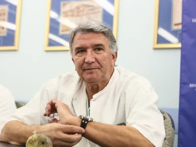 prof. dr. Tomislav Klokočovnik, dr. med., predstojnik KO za kirurgijo srca in ožilja Kirur&scaron;ke klinike UKC Ljubljana - 20.12.2017 - Novinarska konferenca UKC Ljubljana, na kateri so predstavili nedavno opravljene posege, s katerimi so specialisti kardiologi in kardiovaskularni kirurgi vstavili prvih sedem srčnih spodbujevalnikov, pri katerih kirur&scaron;ki rez ni več potreben; //FOTO: Luka Cjuha.