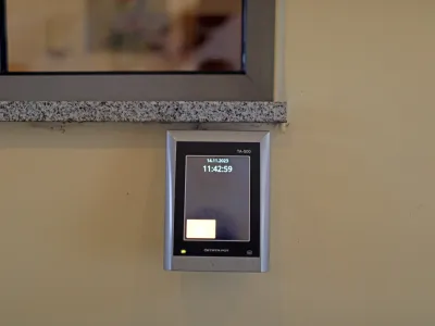 - 14.11.2023 &ndash; simbolična fotografija &ndash; registracija in evidenca delovnega časa - sistem za registracijo prihodov/odhodov iz službe &ndash; &nbsp;elektronsko vodenje evidence o izrabi delovnega časa - beleženje&nbsp;delovnega časa zaposlenih - evidentiranje - //FOTO: Bojan Velikonja