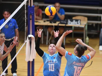 Slovenske odbojkarice (levo Sara Najdič, desno Sa&scaron;a Planin&scaron;ec) danes čaka dvoboj s Poljsko.