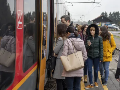 - eleznika postaja Medvode potniki vlak - potniki - 07.11.2019  Slovenske eleznice (S)  potniki promet na relaciji Medvode  Ljubljana, //FOTO: Matja Rut