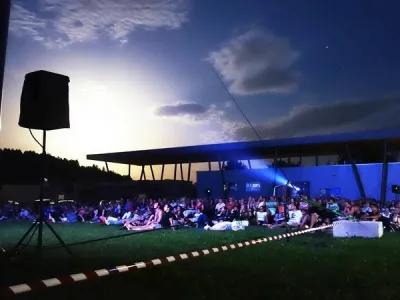 Če&scaron;minov park, Domžale, kino