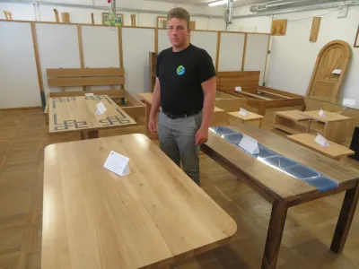 Prava vrednost masivne jedilne mize iz hrastovega lesa je za dijaka Ale&scaron;a Oberča predvsem v tem, da jo je v celoti izdelal povsem sam.