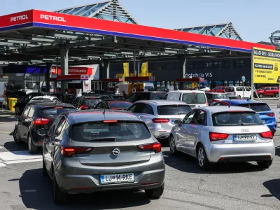 20.06.2022. - Kolona vozil na Petrol črpalki na Celov&scaron;ki cesti v Ljubljani pred napovedano podražitvijo pogonskih goriv.//FOTO: Bojan Velikonja