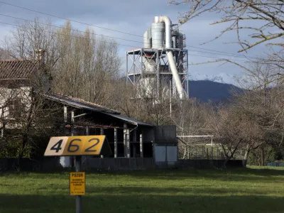 - 24.03.2021  Salonit Anhovo - cementarna z dovoljenjem za soseig odpadkov - seigalnica odpadkov//FOTO: Toma Skale
