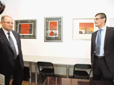 Ernest Aljančič (levo, ob njem je predsednik HZS Matjaž Rakovec) je pred  natanko &scaron;tirimi tedni naznanil uradno slovo iz slovenskega hokeja, v katerem pa  očitno &scaron;e ni rekel zadnje besede.