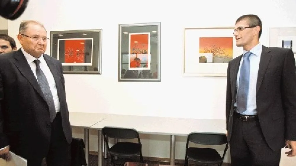 Ernest Aljančič (levo, ob njem je predsednik HZS Matjaž Rakovec) je pred  natanko &scaron;tirimi tedni naznanil uradno slovo iz slovenskega hokeja, v katerem pa  očitno &scaron;e ni rekel zadnje besede.