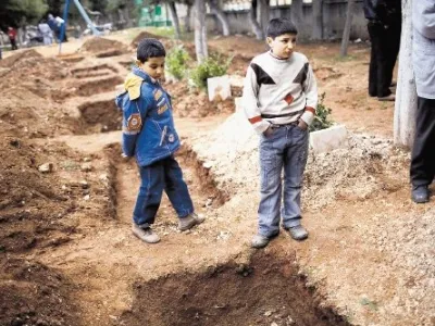 Sveže skopani grobovi v Idlibu. Tokrat so pokopali tri ubite pripadnike uporni&scaron;ke Svobodne sirske vojske.