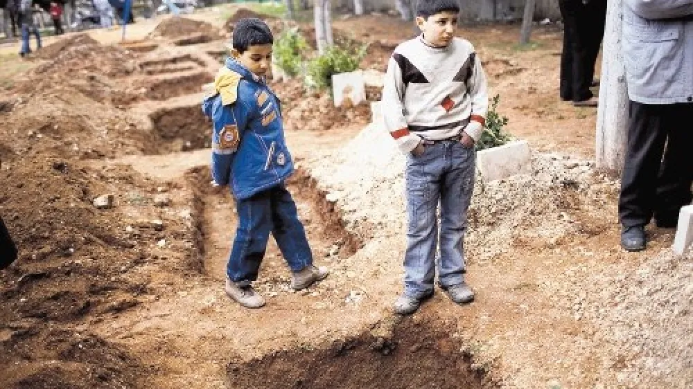 Sveže skopani grobovi v Idlibu. Tokrat so pokopali tri ubite pripadnike uporni&scaron;ke Svobodne sirske vojske.