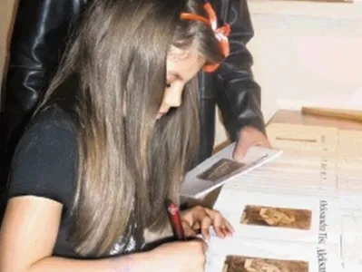 Tisa Aleksandra je navdu&scaron;encem potrpežljivo podpisovala kataloge razstave.