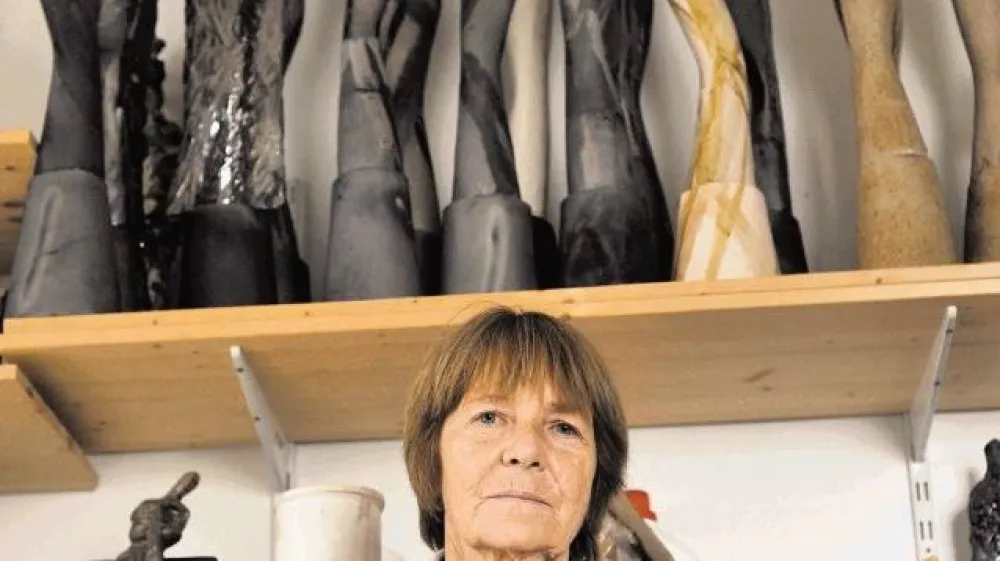 Kiparka Dragica Čadež Lapajne, du&scaron;a keramičnega trienala Unicum, v svojem ateljeju.&nbsp;