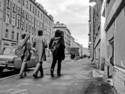 Poletje, film začasno priprtega Kirila Serebrenikova, je postavljeno v ustvarjalno rodovitno leningrajsko okolje z začetka osemdesetih let, ko so se porajali rockovska scena in prvi znaki uporni&scaron;ke mladostne subkulture.