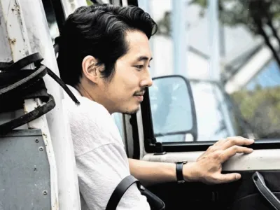 Korejski maestro Lee Chang Dong  se je po sedmih letih vrnil v Cannes s filmom Gorenje, v katerem eno osrednjih vlog  igra Steven Yeun  (na fotografiji), ki se je v tekmovalnem programu pojavil tudi lani v filmu Okja.