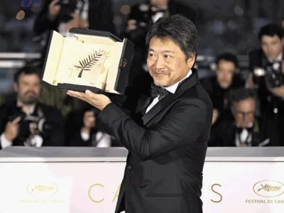 Japonski režiser Hirokazu Koreeda je leto&scaron;njo zlato palmo za najbolj&scaron;i film prejel za svoj celovečerec Tatiči.