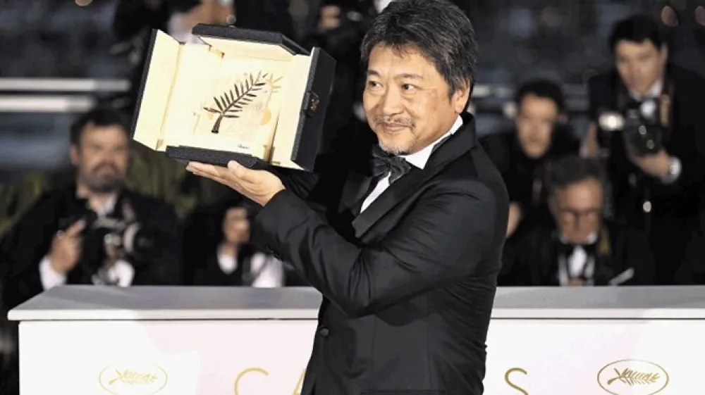 Japonski režiser Hirokazu Koreeda je leto&scaron;njo zlato palmo za najbolj&scaron;i film prejel za svoj celovečerec Tatiči.