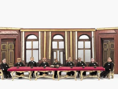 Člani prve vlade prve republike, izrezljani iz zama&scaron;kov steklenic penine, ki se je točila ob njihovi inavguraciji.