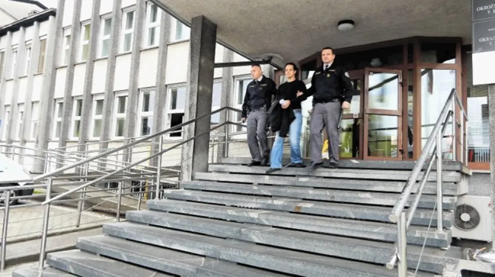 Uro&scaron;a Čak&scaron;a je sodi&scaron;če že večkrat obsodilo zaradi nasilja. Pred dobrimi tremi leti je moral v zapor, ker je nenapovedanega gosta v svojem domu zabodel z nožem, &scaron;tiri leta pred tem pa je s pajda&scaron;i dlje časa mučil prijatelja.