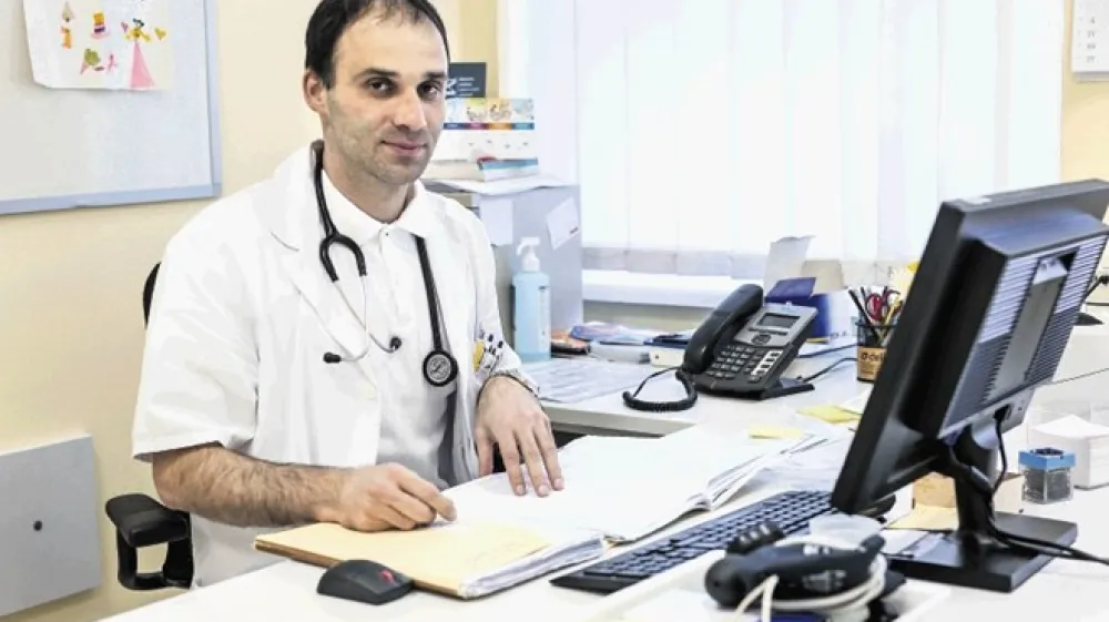 Družinski zdravnik Luka Kristanc pojasnjuje, da digitalna administracija zmanj&scaron;uje čas za stik med zdravnikom in pacientom.