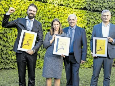 Nominiranci za gazelo osrednjeslovenske regije so prejeli priznanja, vseh &scaron;est regijskih gazel pa bo razgla&scaron;enih na sklepni prireditvi 22. oktobra v Cankarjevem domu. Na sliki z leve: Borut Čeh (Labena), Sonja Rastoder in Ignac Mertik (MI Elektronika), Bo&scaron;tjan Bevec (Schwarzmann).