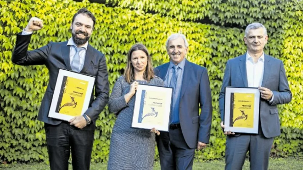 Nominiranci za gazelo osrednjeslovenske regije so prejeli priznanja, vseh &scaron;est regijskih gazel pa bo razgla&scaron;enih na sklepni prireditvi 22. oktobra v Cankarjevem domu. Na sliki z leve: Borut Čeh (Labena), Sonja Rastoder in Ignac Mertik (MI Elektronika), Bo&scaron;tjan Bevec (Schwarzmann).