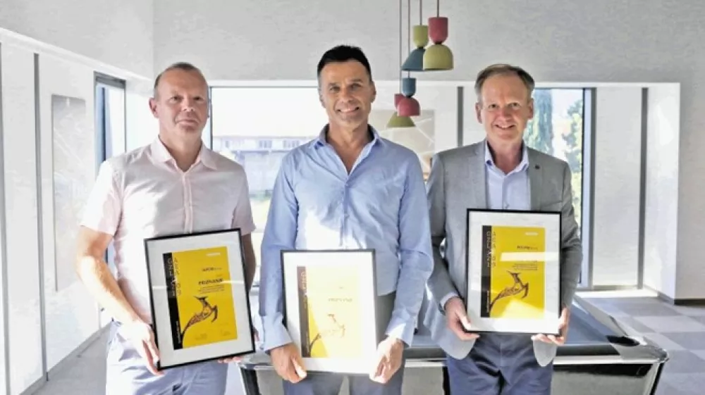 Nominiranci za gazelo primorsko-notranjske regije: Alpod (direktor prodaje Samo &Scaron;tefan levo, VRC (direktor Janko Bačar na sredini) in Pet pak (direktor Ljubo Nadoh desno)&nbsp;(Foto: Bojan Velikonja)