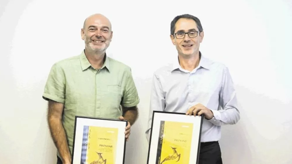 Uro&scaron; Slemenik in Ale&scaron; Puklavec s priznanjema za nominacijo na leto&scaron;njem izboru Gazela&nbsp;(Foto: Jaka Gasar)