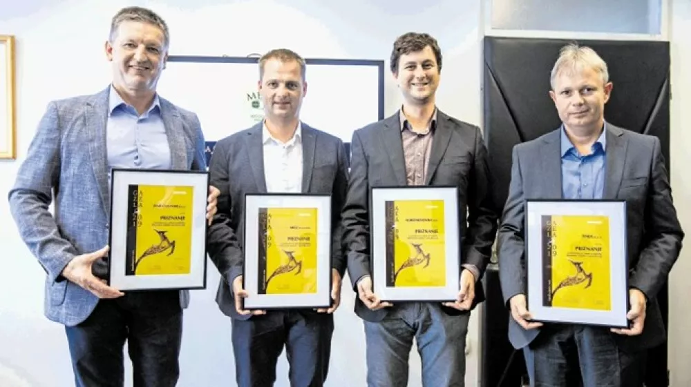 Nominiranci za gorenjsko gazelo so dobili priznanja: od leve proti desni Miro Cerkovnik (Fine Culinar), Mihael Gros (Migi), Anže &Scaron;inkovec (Agromehanika) in Miran Novljan (Tinex).&nbsp;(Foto: Matjaž Ru&scaron;t)