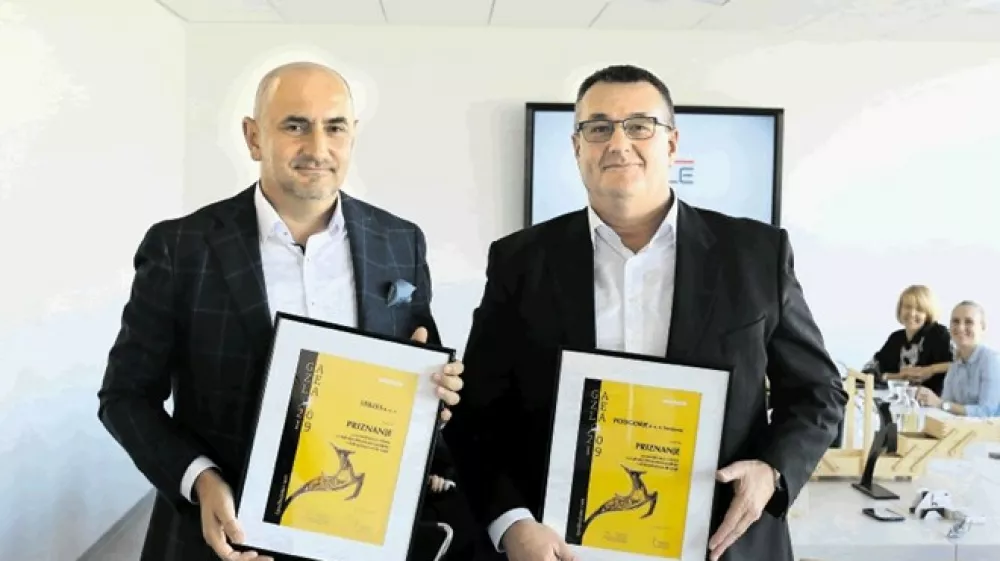 Direktor Stillesa Rok Barbič (levo) in direktor Podgorja Denis Stepančič s priznanjema za nominacijo v leto&scaron;njem izboru Gazela&nbsp;(Foto: Bojan Velikonja)