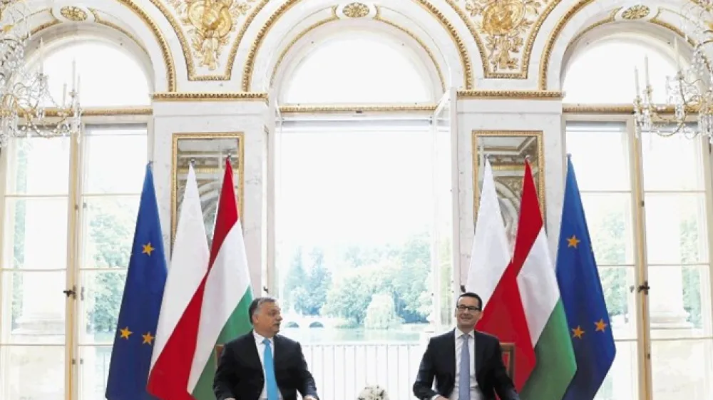 Madžarski premier Viktor Orban in poljski premier Mateusz Morawiecki si drug drugemu zagotavljata veto v postopku zaradi kr&scaron;enja vladavine prava v evropskem svetu. Morebitne sankcije, do katerih postopek sploh &scaron;e ni pripeljal, zato ne bi mogle biti sprejete.