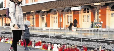 V Pulju so v čast Balaševiću osvetlili Areno, posebej pa so se mu poklonili na železniški postaji, na kateri se je odvijala zgodba njegove pesmi Oprosti mi, Katrin , ter ga na zadnjo pot pospremili s piskom vlaka, ki je zapuščal postajo. Tako kot trge mest od Srbije do Slovenije so tudi v Pulju perone prekrili sveče in plišasti beli zajčki, ki nastopajo v njegovi pesmi Neki novi klinci .