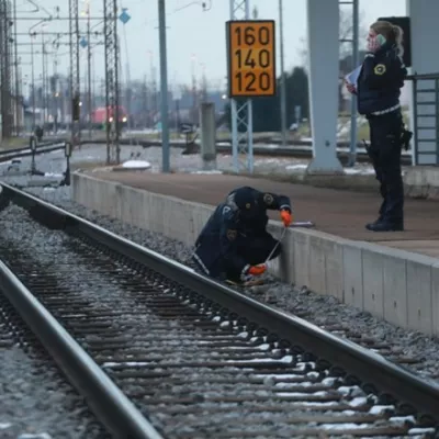 Sredi januarja letos je na tirih v Mariboru ugasnilo življenje najstnice. Preiskava sicer ni potrdila povezave s kakšnim spletnim izzivom, je pa policija primer sprva obravnavala tudi v to smer. Foto: Igor Napast/Večer
