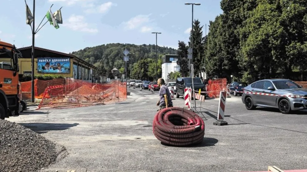 Zapora dela Trža&scaron;ke ceste bo trajala do nedelje zvečer, obvoz je urejen skozi Mirje in Trnovo.