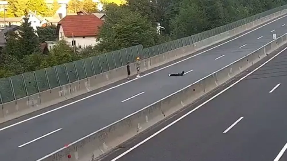 Fantje so hodili ob robu gorenjske avtoceste in to na območju, kjer ni odstavnega pasu. Eden od njih se je potem ulegel sredi ceste, drugi ga je pri tem nevarnem početju fotografiral oziroma posnel.
