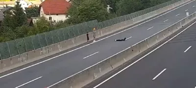 Fantje so hodili ob robu gorenjske avtoceste in to na območju, kjer ni odstavnega pasu. Eden od njih se je potem ulegel sredi ceste, drugi ga je pri tem nevarnem početju fotografiral oziroma posnel.
