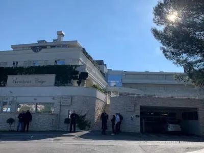 V Rezidenci Čeligo so med sporom med Sandijem Čeligo in rusko podjetnico, ki prevzema prestižni hotel, posredovali varnostniki in policija.