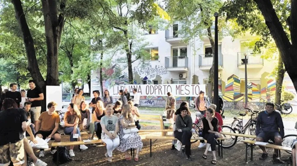 Gibanje Ljubljana odprto mesto (LOM) je prvo javno tribuno organiziralo poleti v parku Tabor.
