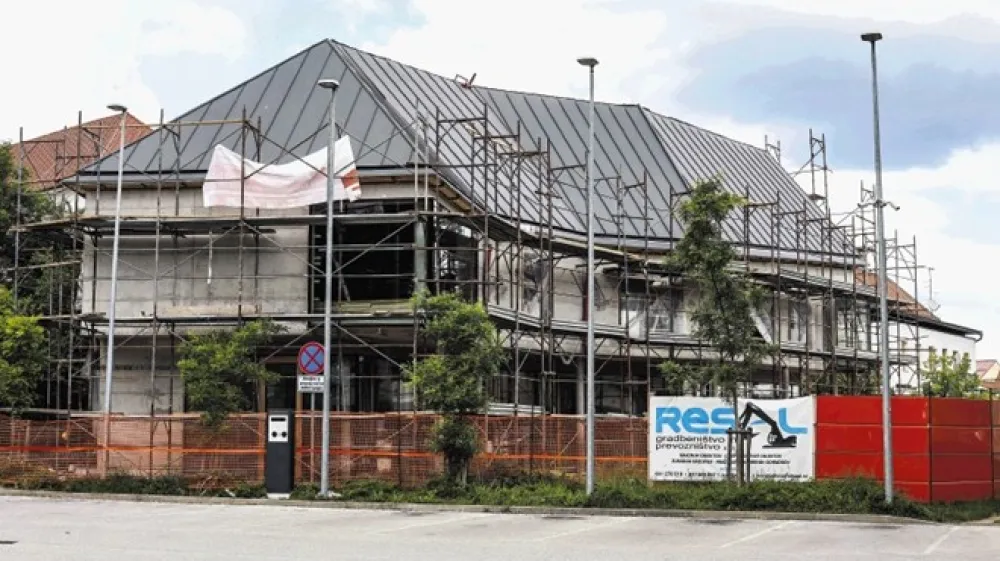 Medtem ko interpretacijsko sedi&scaron;če (na fotografiji) stoji že nekaj mesecev, naj bi kmalu postavili tudi koli&scaron;čarsko naselje.