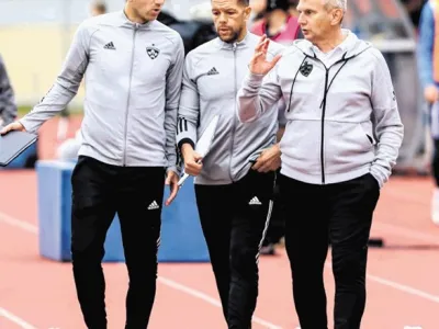 Strokovni &scaron;tab Maribora (z leve) Ale&scaron; Mertelj, Miha Pirih in Radovan Karanović je skoval taktiko za gostovanje v Stožicah.