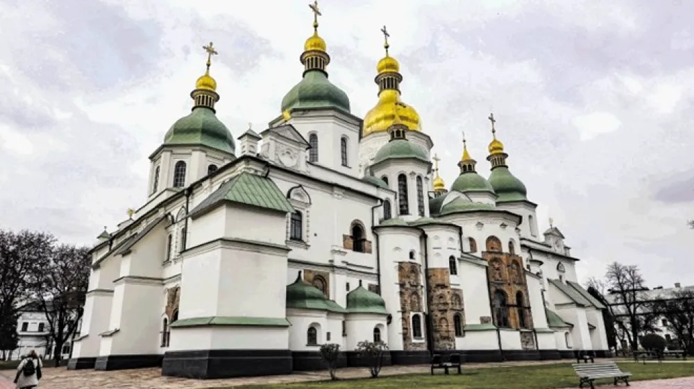 Med kulturnimi spomeniki, ki jim grozi nevarnost zaradi obstreljevanja, je tudi znamenita kijevska katedrala  svete Sofije iz 16. stoletja.