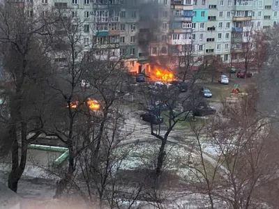 Rusko obrambno ministrstvo je napovedalo začasno prekinitev napadov na mesti Mariupol (na fotografiji) in Volnovaha na jugu Ukrajine, da bi prebivalcem obeh obleganih mest omogočili evakuacijo.