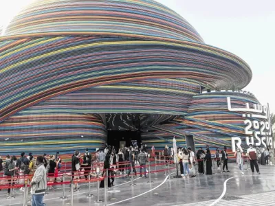 Paviljoni s svojimi nenavadnimi oblikami sku&scaron;ajo na različne načine privabiti obiskovalce.