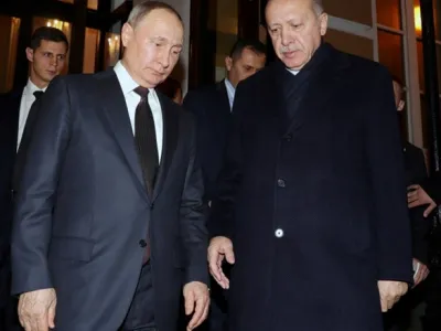 Ruski predsednik Vladimir Putin s tur&scaron;kim predsednikom Recepom Tayyipom Erdoganom v Moskvi pred letom dni.
