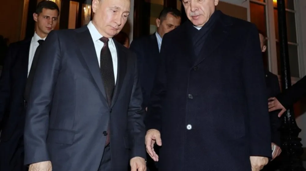 Ruski predsednik Vladimir Putin s tur&scaron;kim predsednikom Recepom Tayyipom Erdoganom v Moskvi pred letom dni.