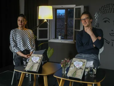 dramski igralec Marko Mandić<br><br>dramska igralka Pia Zemljič <br><br> 04.03.2022 - predstavitev prve knjige evropskih literarnih pravljic Giambattiste Basila Zgodba zgodb ali Zabava za najmlaje, ki je v prevodu Ane Dua in Irene Dua Dra izla pri Zalobi Goga<br>.<br> <br><br>//FOTO: Luka Cjuha