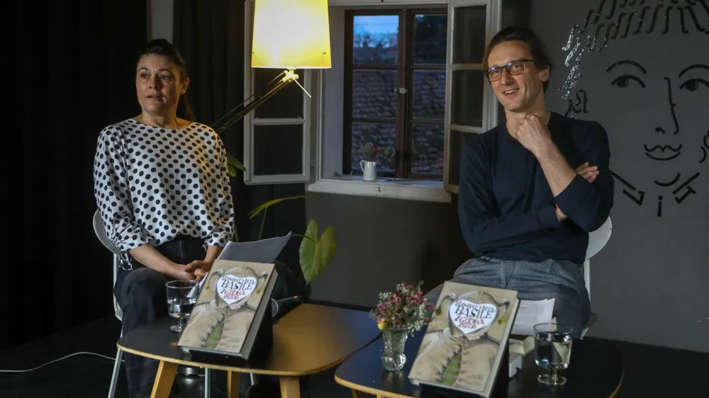 dramski igralec Marko Mandić<br><br>dramska igralka Pia Zemljič <br><br> 04.03.2022 - predstavitev prve knjige evropskih literarnih pravljic Giambattiste Basila Zgodba zgodb ali Zabava za najmlaje, ki je v prevodu Ane Dua in Irene Dua Dra izla pri Zalobi Goga<br>.<br> <br><br>//FOTO: Luka Cjuha