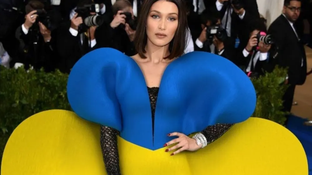 Ljudje po svetu, tudi vplivneži iz sveta mode in zabave, nosijo obleko v obliki srca.