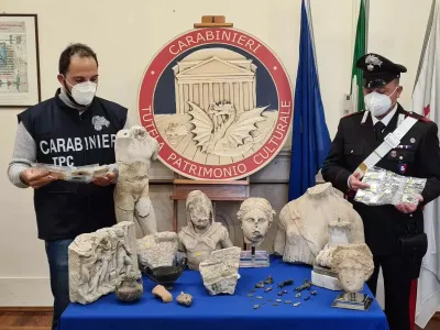 Med zaseženemi predmeti so kipci, glasbila, slike, kovanci, arheolo&scaron;ki predmeti in tako dalje. Foto: Europol