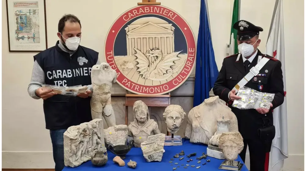 Med zaseženemi predmeti so kipci, glasbila, slike, kovanci, arheolo&scaron;ki predmeti in tako dalje. Foto: Europol