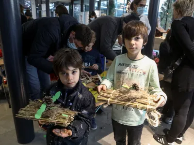 Izdelani barčici sta Peter in Nikolaj spustila po Grada&scaron;čici. Foto: Luka Cjuha